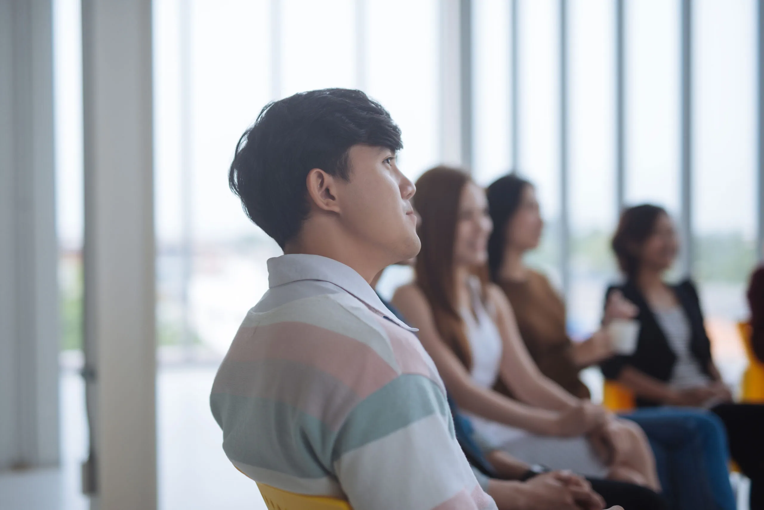 Mensen die zitten op een stoel