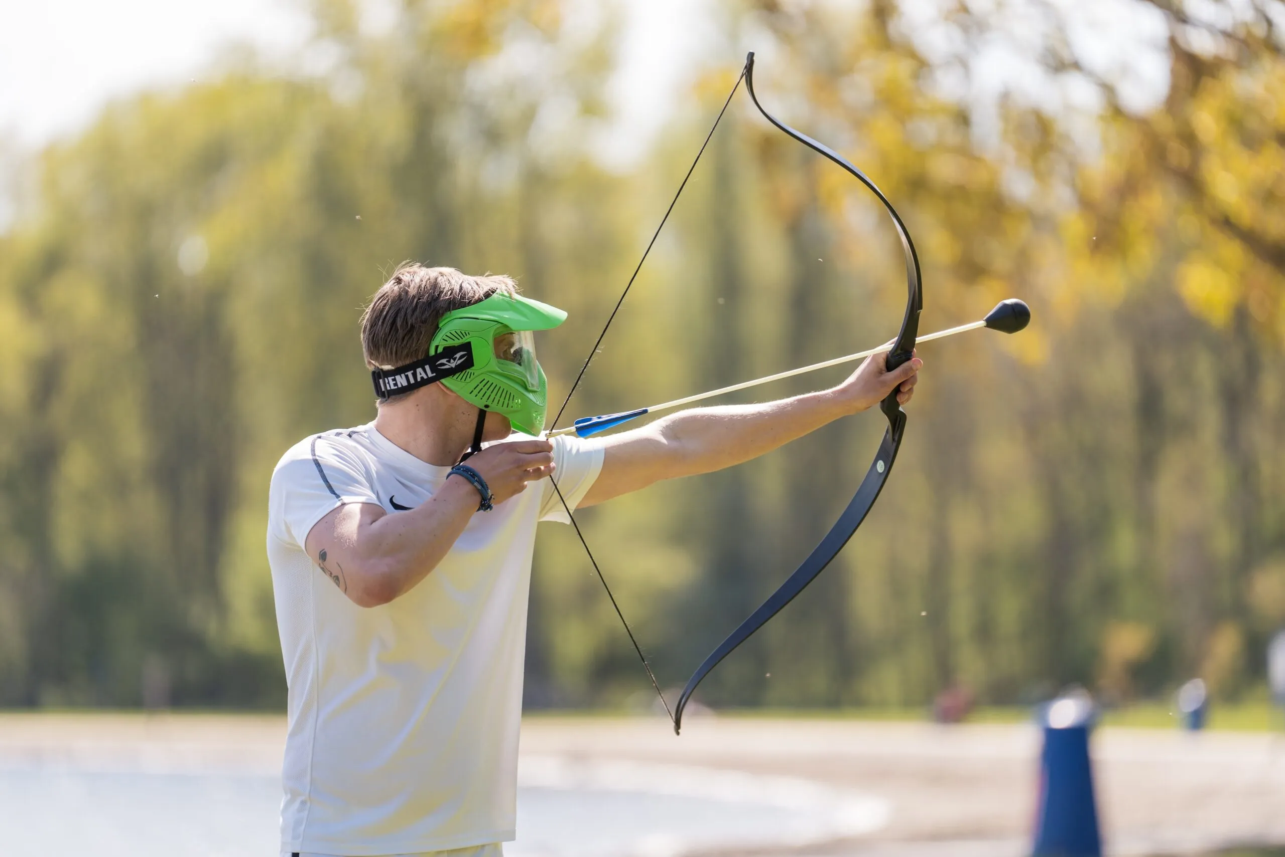 Iemand die archery tag speelt
