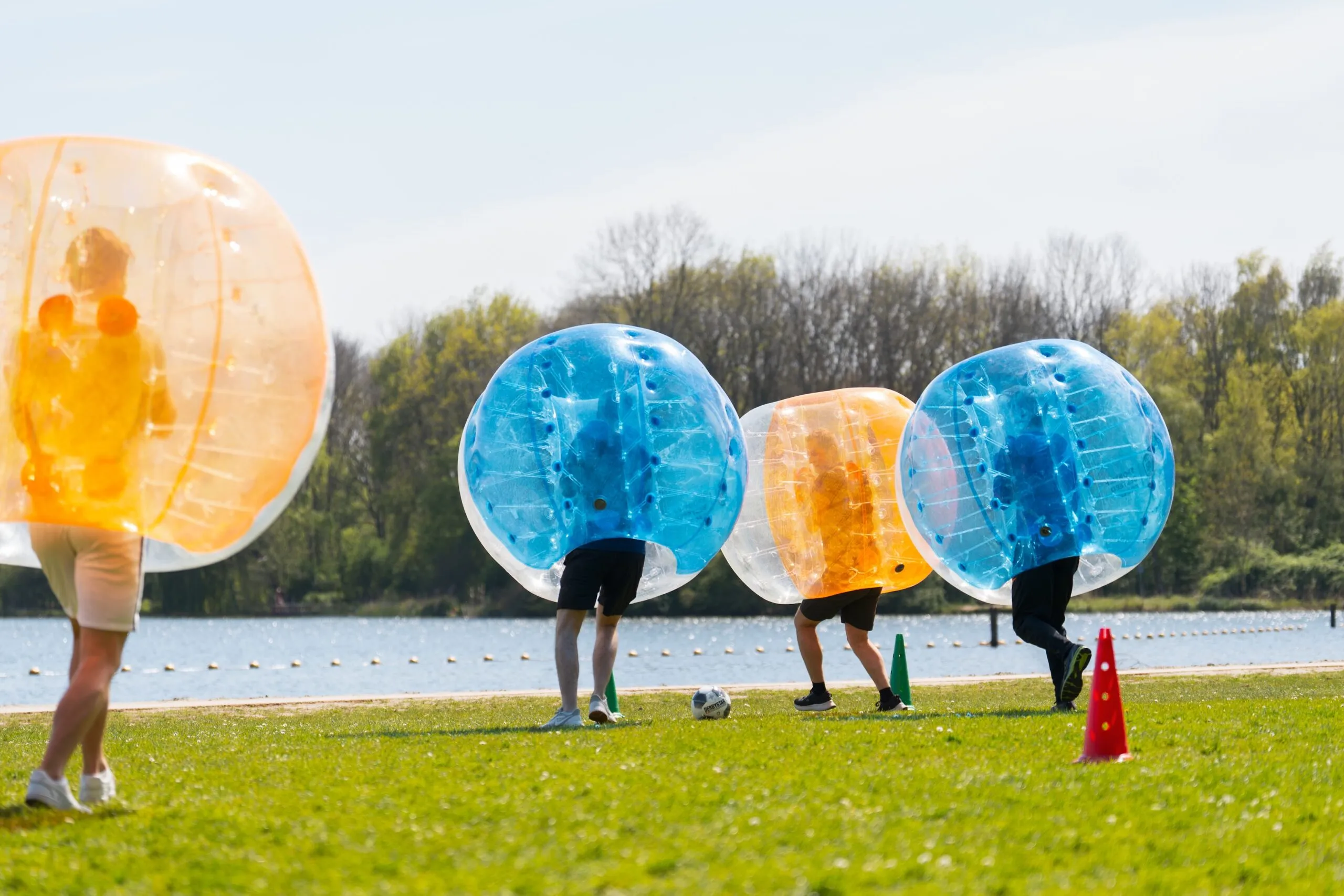 Mensen die bumperbal spelen