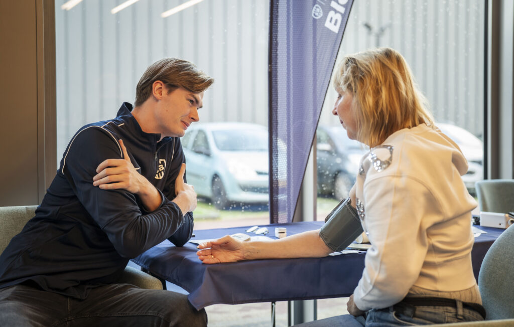 Dame die haar bloeddruk laat meten op de vitaliteitsdag