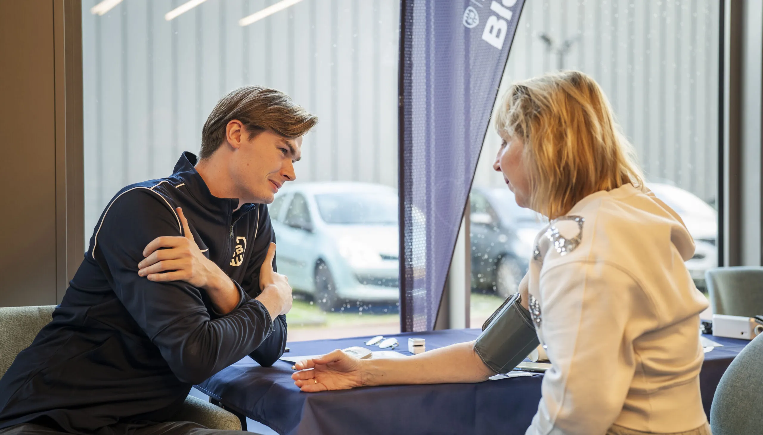 Dame die haar bloeddruk laat meten