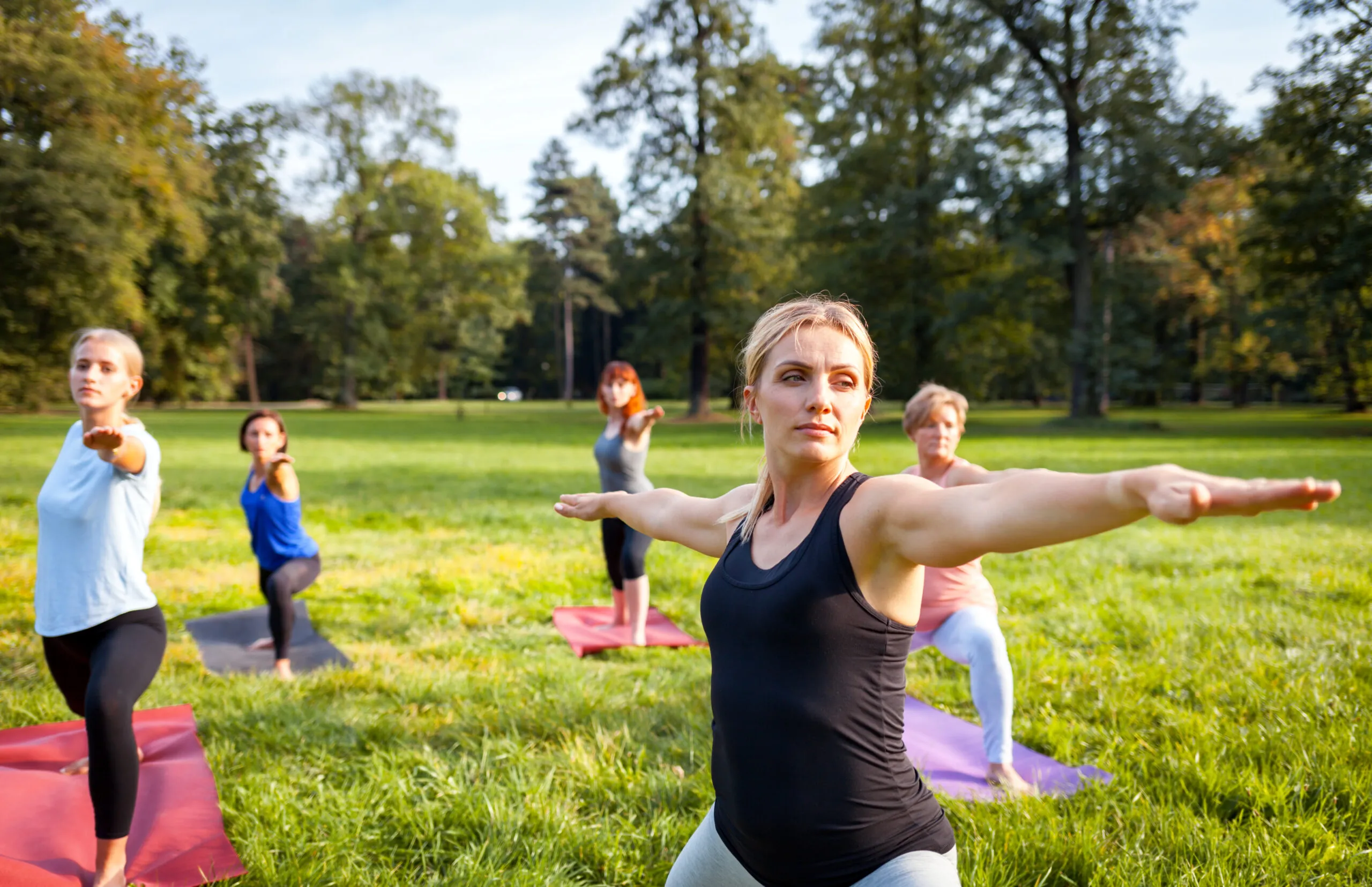 Groepje mensen dat buiten yoga doet