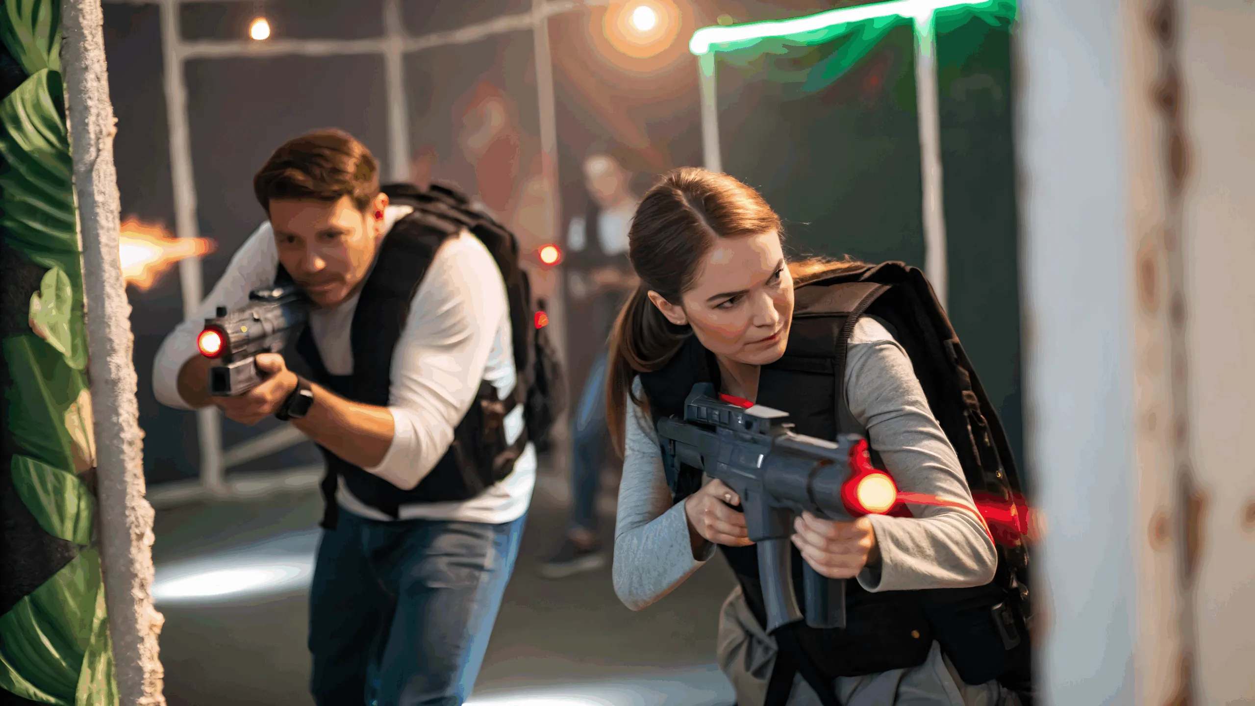 Twee volwassenen die aan het lasergamen zijn