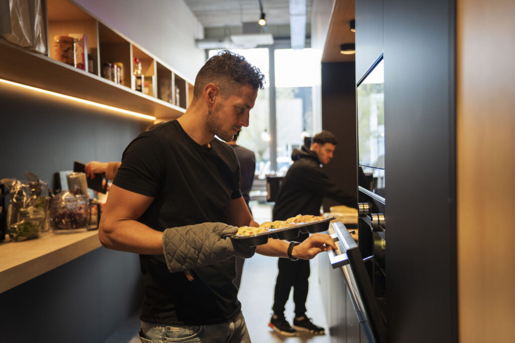 Een collega die kookt voor de rest van het bedrijf